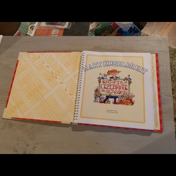 Mary Engelbreit “Crafts for the Seasons” Rare Book - Picture 5 of 9